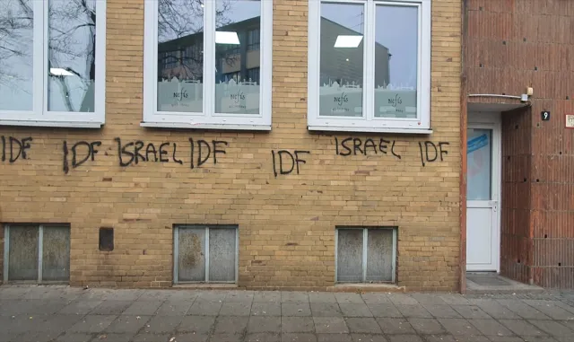 Almanya’da iki Türk camisine düzenlenen saldırıda duvarlara İsrail ve IDF yazıldı