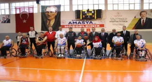 Amasya'da protokolle dostluk maçında kazanan engelli bireyler oldu