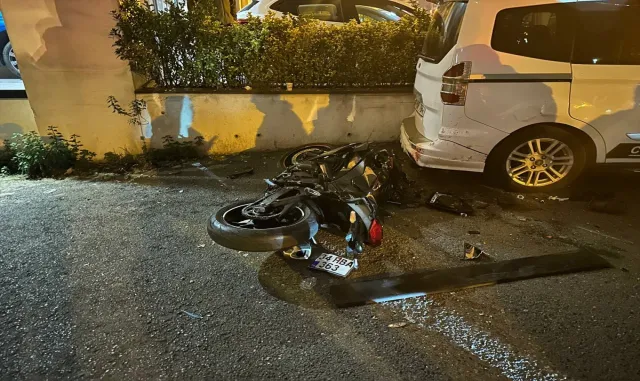 Ataşehir'de yolcu servisine çarpan motosikletteki 2 kişi yaralandı