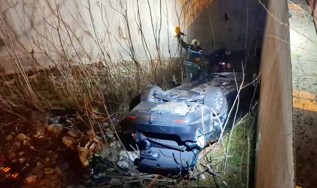 Otomobil bahçeye devrildi: 2 kişi yaralandı