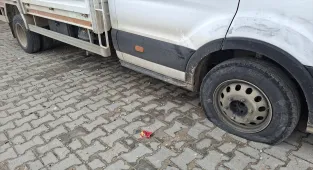 Park halindeki araçların lastikleri kesildi