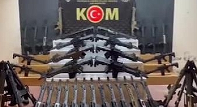 Depoya yapılan baskında 118 ruhsatsız tüfek ele geçirildi