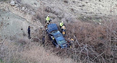 Devrilen otomobildeki 1'i bebek 3 kişi hayatını kaybetti
