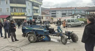 Düzce'de park halindeyken freni boşalan tır, 4 araç ile marketin duvarına çarptı