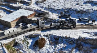 Elazığ'da kar nedeniyle mahsur kalan tır kurtarıldı