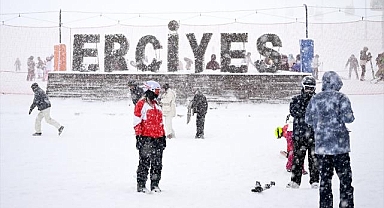 Erciyes kayakseverlerle doldu taştı