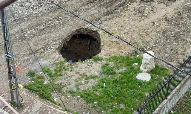 Esenyurt'taki arazide oluşan çukur, zemindeki taşıma gücü kaybından kaynaklanmış olabilir
