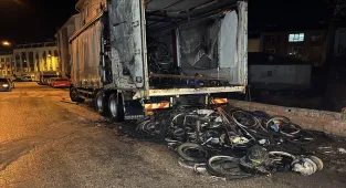 Park halindeki kamyonun dorsesinde yangın çıktı