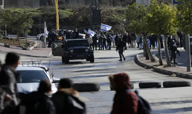 Filistin topraklarını gasbeden bir İsrailli, Batı Şeria'da yabancı bir aktivisti araçla ezdi