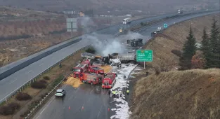 Gaziantep'te çarpışan 3 tırda yangın çıktı