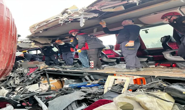 GÜNCELLEME 3 - Osmaniye'de yolcu otobüsünün tıra çarptığı kazada 7 kişi öldü, 11 kişi yaralandı