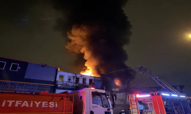 GÜNCELLEME - Bursa'da 2 iş yerinde hasara yol açan yangın söndürüldü