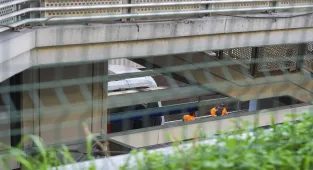 GÜNCELLEME - İzmir'de metronun raydan çıkması nedeniyle ulaşım aksadı