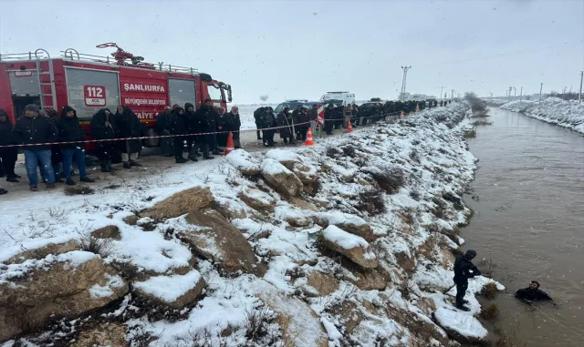 GÜNCELLEME - Şanlıurfa'da sulama kanalına düşen otomobildeki 4 kişi için kurtarma çalışması başlatıldı