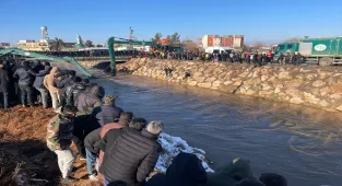 Şanlıurfa'da sulama kanalına düşen otomobilin sürücüsünü arama çalışmalarına ara verildi