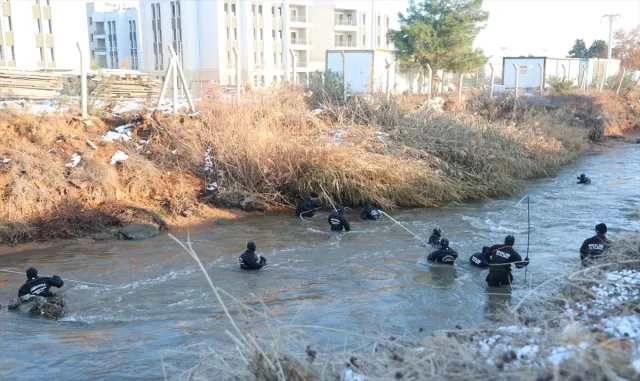GÜNCELLEME - Şanlıurfa'da sulama kanalına düşen otomobilin sürücüsünü arama çalışmalarına ara verildi