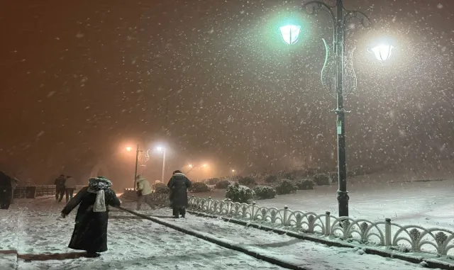 İstanbul'da kar yağışının etkisiyle bazı bölgeler beyaza büründü