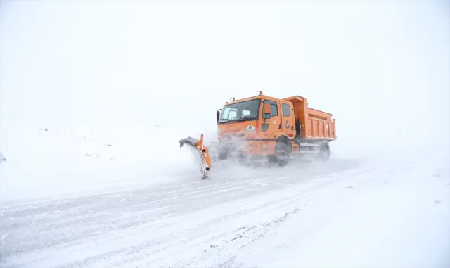 Kars-Ardahan kara yolunda ulaşım güçlükle sağlanıyor 
