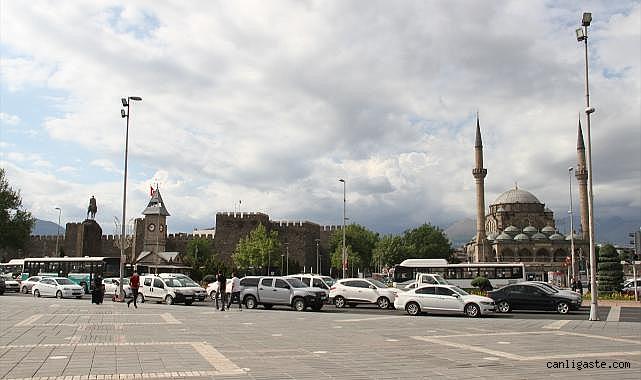 Kayseri'de gençlere ilham vermesi için girişimcilik zirvesi düzenlendi