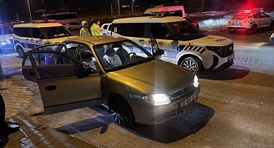 Kayseri'de ihtara uymayıp polise çarpan sonra kaçmaya çalışan araçtakiler yakalandı