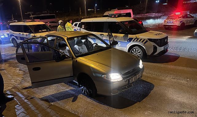 Kayseri'de ihtara uymayıp polise çarpan sonra kaçmaya çalışan araçtakiler yakalandı