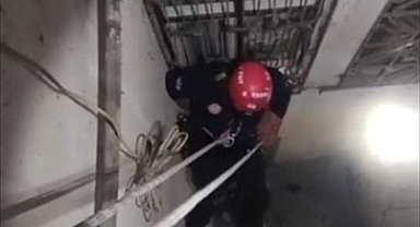 Kayseri'de itfaiye ekipleri havalandırma boşluğuna düşen kediyi kurtardı