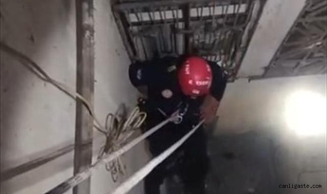 Kayseri'de itfaiye ekipleri havalandırma boşluğuna düşen kediyi kurtardı