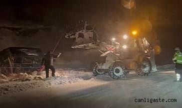 Kayseri'de kara saplanan araçta donma tehlikesi geçiren 3 kişi kurtarıldı