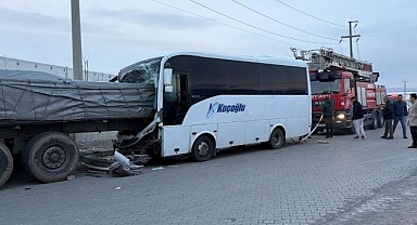 Kayseri'de servis midibüsü TIR'a çarptı: 6 yaralı