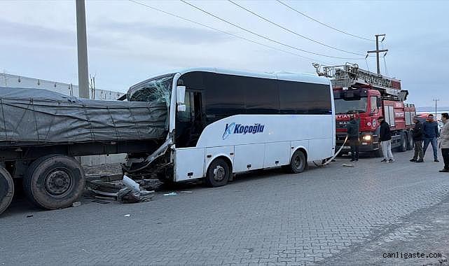 Kayseri'de servis midibüsü TIR'a çarptı: 6 yaralı