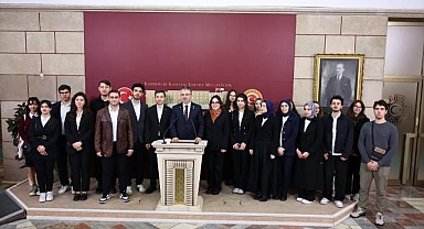 Kayseri'den gelen öğrencileri, Milletvekili Çopuroğlu Meclis'te misafir etti