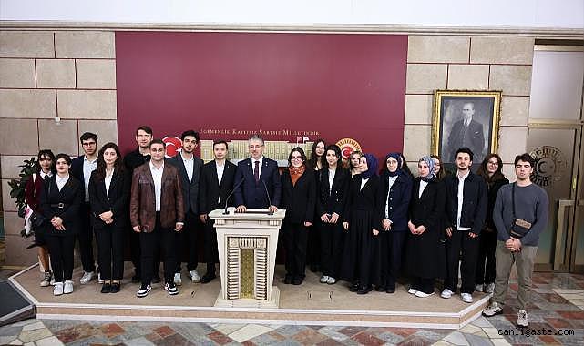 Kayseri'den gelen öğrencileri, Milletvekili Çopuroğlu Meclis'te misafir etti