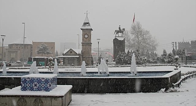 Kayseri ve Yozgat'ta kar yağışı! Erciyes Dağı'nda da kar yağışı etkili
