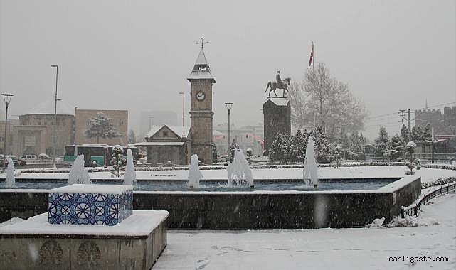 Kayseri ve Yozgat'ta kar yağışı! Erciyes Dağı'nda da kar yağışı etkili