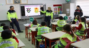 Kırşehir'de jandarmadan ilkokul öğrencilerine trafik eğitimi