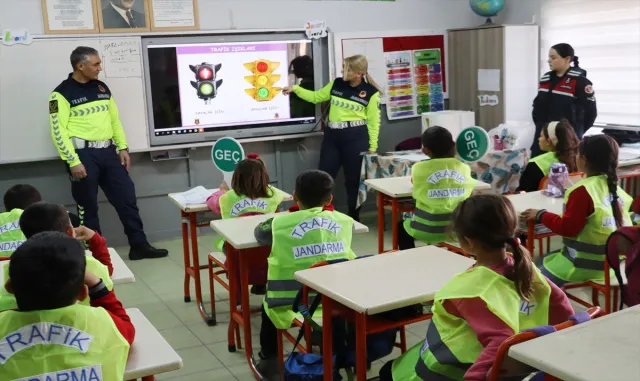 Kırşehir'de jandarmadan ilkokul öğrencilerine trafik eğitimi