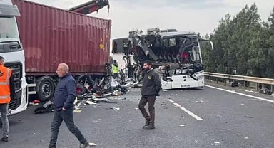 Yolcu otobüsü TIR'a çarptı: 7 ölü, 11 yaralı