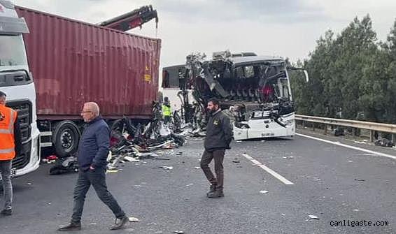 Yolcu otobüsü TIR'a çarptı: 7 ölü, 11 yaralı