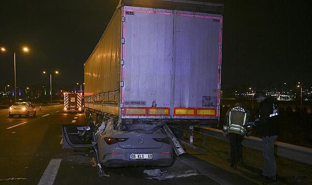 Otomobilin TIR'a çarptığı kazada 2 kişi hayatını kaybetti