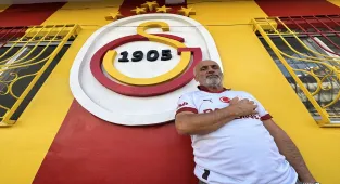 Sarı-kırmızı sevgisini evinin duvarına yansıttı