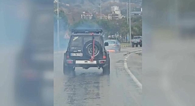 Seyir halindeki otomobil alev aldı, offroad kulübü üyelerinin uyarısıyla fark etti