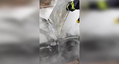 Seyir halindeyken yanan otomobil kullanılamaz hale geldi