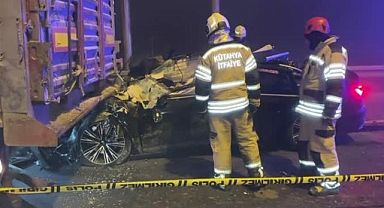 Sisli havada otomobil TIR'a çarptı: 4 kişi hayatını kaybetti