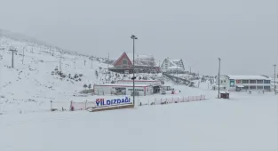 Sivas'ta Yıldız Dağı Kayak Merkezi'nde kar yağışı etkili oldu