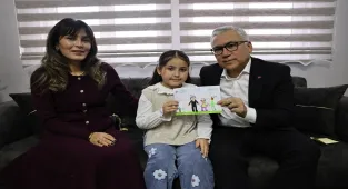 Sivas Valisi Şimşek'ten asker babasını özleyen 7 yaşındaki Gökçe'ye sürpriz ziyaret