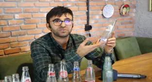 Tarihe tanıklık etmiş gazoz şişelerini açtıkları kafede sergiliyorlar