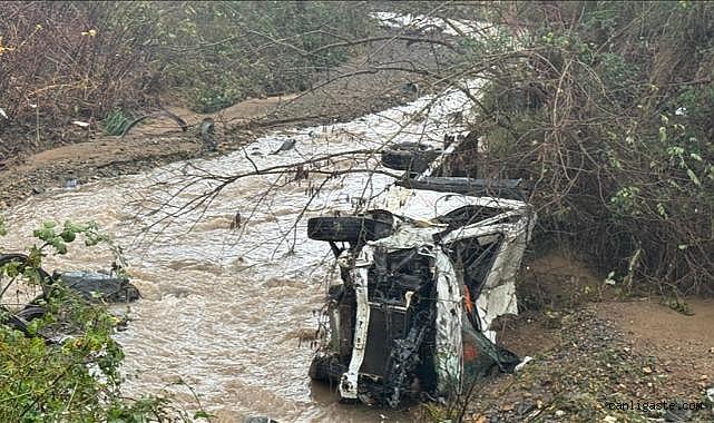 Yol çöktü: Pikap ile kamyonet dereye düştü