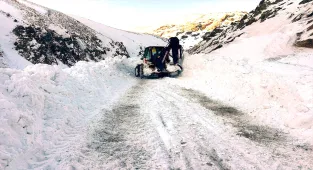 Ağrı'da kısmen donan Yazıcı Barajı sisle kaplandı