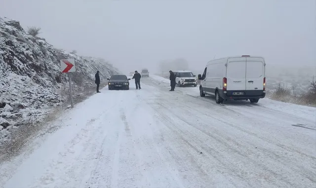Ankara'da kar yağışı hayatı olumsuz etkiliyor