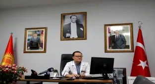 Bişkek Kırgız-Türk Dostluk Devlet Hastanesi Başhekimi Olsun, AA'nın Yılın Kareleri oylamasına katıldı